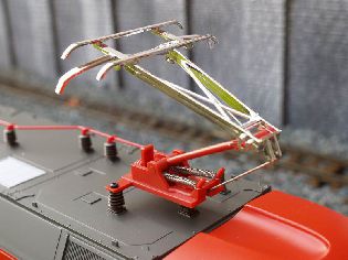 Pantograf je elektricky nefunkční - to by nevadilo, ale vypadá legračně - to už vadí.