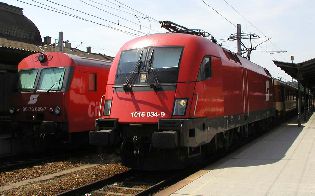Lokomotiva 1016 034-9 na nádraží St. Pölten 8. 8. 2003. Foto © Roman Šiler.