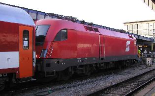 Lokomotiva na vídeňském nádraží 30. 11. 2003. Foto © Roman Šiler.