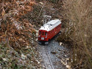Motorový vůz č. 32 na trati z »Javornice« směrem ke stanici »Zababov«. Konečně bez sněhu! Foto 1. 4. 2006.