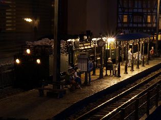 Parní vlak RhB ve stanici »Terasy« v noci. Foto 15. 5. 2006.