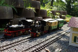 Nádraží Slívovice a na něm obě naše parní lokomotivy. Oba to jsou vynikající modely, s nimiž je radost jezdit. Blíže k nádražní budově lokomotiva 995603, dále od nádražní budovy pak lokomotiva řady IV-K. Foto 14. 8. 2007.