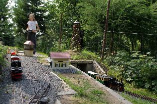 Provoz parních lokomotiv na kolejišti čerstvě osazeném kompletní tratí.