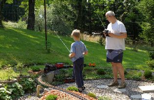 Lokomotiva 995603 je mimořádně výkonný model. Bez problémů vytáhne všech našich zatím 8 vagonů do stoupání 7cm na metr (což je opravdu stoupání prudké).
