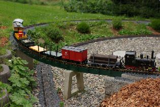 Lokomotiva 995603 je mimořádně výkonný model. Bez problémů vytáhne všech našich zatím 8 vagonů do stoupání 7cm na metr (což je opravdu stoupání prudké). Foto 14. 8. 2007.