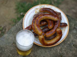 Jak při budování, tak při provozu kolejiště je možno si zpříjemnit čas pobytem u místního ohniště ...