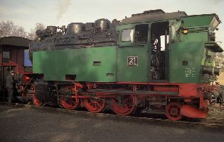 Lokomotiva evid. č. 21 v zeleném hávu v letech 1991—94.