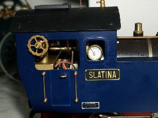 Začátečnická lokomotiva s manometrem průměru 13 mm.