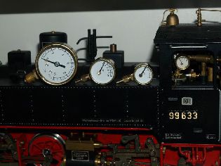 Velikostní srovnání anglických manometrů.