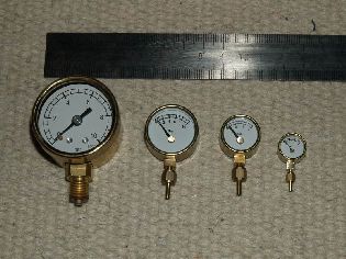 Dva menší 0—6 barů, dva větší 0—10 barů.