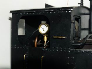 Manometru průměru 13 mm na lokomotivě »U«.
