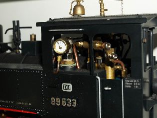 Manometr průměru 13 mm na lokomotivě Mallet