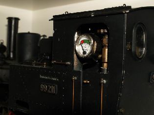 Původní manometr z nabídky Regner na lokomotivě 99 211.