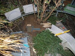 Betonový základ pro půlpilíř opěrné zdi.
Foto 31. 10. 2009 © Roman Šiler.