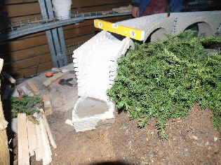 Vyplněný pilíř přechodu mostního oblouku na opěrnou zeď.
Foto 31. 10. 2009 © Roman Šiler.