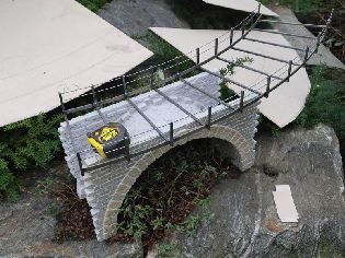 Umístění prvního oblouku a zkušební uložení prototypu koruny mostu.
Foto 24. 10. 2009 © Roman Šiler.