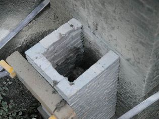 Postupné vyplňování nového pilíře betonem.
Foto 27. 9. 2010 © Roman Šiler.
