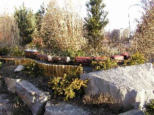 Souprava projíždí vratný oblouk původní smyčky.
Foto 20. 3. 2005 © Roman Šiler.