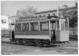 Poslední stav vozu evid. č. 18 před zahájením renovace. Obnovený nátěr po filmování vzhled vozidla vůbec nevylepšil, zejména pro neschopnost podniku obnovit i ozdobné linky, ornamenty a nápisy.