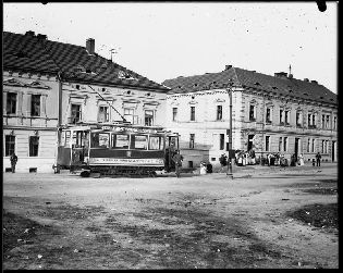 Velmi zajímavý snímek motorového vozu evid. č. 13 na konečné ve Škvrňanech. Jde o fotografii s vysokou výpovědní hodnotou, jejíž nalezení ozřejmilo provedení několika velmi důležitých detailů podobně, jako snímek vozu evid. č. 20 ze stejného místa. I tato fotografie pochází ze sbírek ZČM, skleněný negativ formátu  13 × 18 cm, sign. NMP 3094. Autor neznámý, fotografováno v období 1905—10.