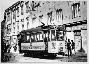 Motorový vůz evid. č. 18 v roli berlínské tramvaje při filmování v Plzni. Vozidlo bylo polepeno žlutými papírovými tapetami. Při pozdějším odstraňování tapet došlo k poškození laku, který již v té době nebyl v dobrém stavu.